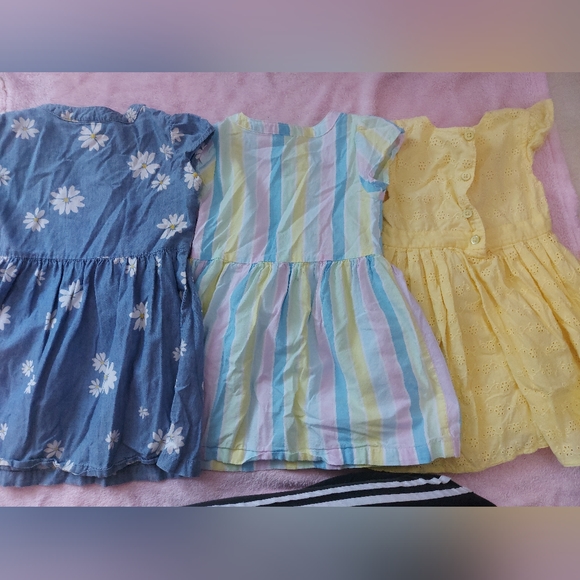 Bundle of 3 dresses 2t/24M - Picture 2 of 7